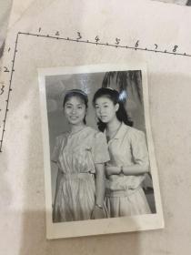 两美女连衣裙照（手镯，手表）