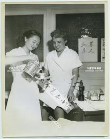 1943年10月著名文学家作家林语堂先生的女儿林凤如，又名林如斯，在国外的华人血库医院工作，为献血者奉茶老照片 22.8X18厘米