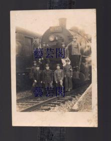 1950年代上海铁路局铁路职工在铁轨上老式火车头前面合影老照片2张一样合售，职工沈平章旧藏，尺寸8*11CM
