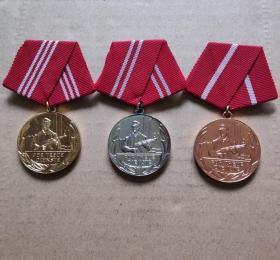 DDR忠臣服役奖章 金银铜3个套 圆形直径约3.2cm 勋章功勋 收藏