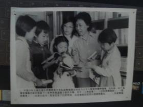 8、中国少年儿童出版社思想教育少先队读物编辑室（为了祖国的未来 新华社新闻展览照片1989年）