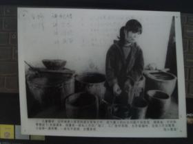 15、儿童辍学、童工社会问题不容忽视（为了祖国的未来 新华社新闻展览照片1989年）