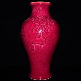 清雍正年鱼籽釉胭脂红雕刻葡萄纹观音瓶37*20cm