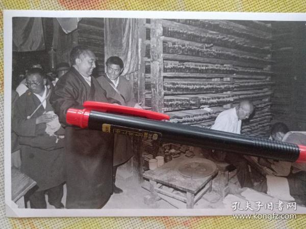 80年代十世班禅额尔德尼确吉坚赞观看印制贝叶经