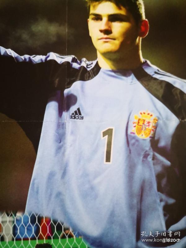 足球俱乐部2002年第13期 海报 迪乌夫 卡西利亚斯