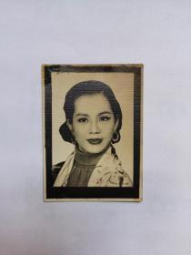林凤，照片一张，原名冯静婷，又名冯淑仪，广东顺德人。1957年从影，主要作品有《玉女春情》、《南北姻缘》、《如来神掌》等。连续9年获香港(华侨晚报）授予的全球奖。1966年息影。香港60年代最红的粤语片女星，也是香港第一个拥有影迷会的偶像。林凤是20世纪60年代粤语片偶像的代表人物，风行于香港。