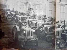1960年新闻图片，长春市拖拉机厂职工安装拖拉机。