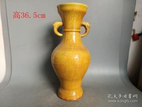 明代黄釉瓷瓶.