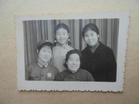 **带毛主席像章的女解放军和家人合影老照片