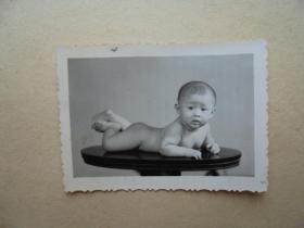 趴在桌子上的幼儿老照片