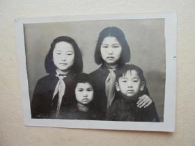 建国初期4个美女小先队员合影