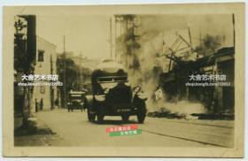 1932年淞沪事变中日交战，上海街头战火纷飞，驻沪租界外国军队的Vickors Crossley M-25型武装装甲车驶过街道老照片