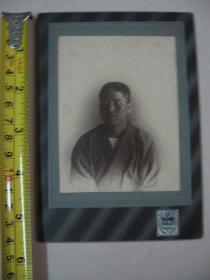 民国早期  日本老照片1枚【青年男子】①  硬底板 背面标有名字 长次郎