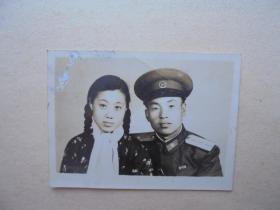 建国初期解放军和大辫子美女的结婚证老照片