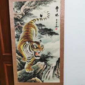 早期收藏：虎啸——张善孖国画 做工精细 画工老炼 生动逼真 线条清晰 气韵生动 色彩和谐 栩栩如生
尺寸216X77厘米