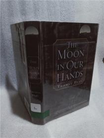 实物拍照；The Moon in Our Hands   我们手中的月亮
