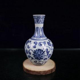 青花缠枝莲纹小花瓶
高11cm宽6.5cm