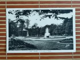 百年前欧洲人物公园喷泉艺术风景明信片，黑白摄影版，一百多年至今保存完好，非常难得。