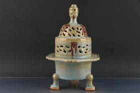 宋钧瓷雕刻镂空三足香薰炉  高30厘米    直径20厘米
