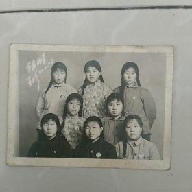 老照片，女青年合影，1971(革命同学留影〉~~长辫女青年，戴毛主席像章