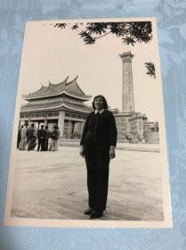 福建厦门老照片 共13张：1983年12月拍摄：包括老子像，日光岩，厦门大学，集美，鼓浪屿，厦门烟厂，陈嘉庚故居，郑成功纪念馆，厦门前线阵地等。照片背面大都有文字记录。