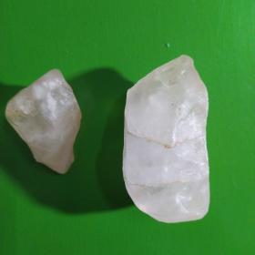 新疆玉商称托帕水晶，二块