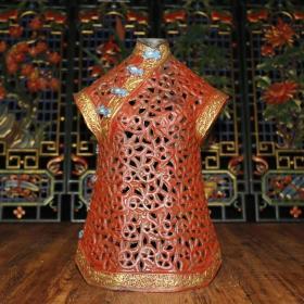 旧藏清代剔红漆器镂空工艺旗袍中国风摆件
高38厘米长24厘米宽14厘米，重2050克