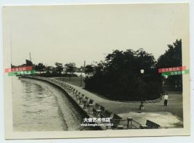 民国时期上海黄浦江苏州河一带公共花园密集的游客长椅老照片，想必此处观景极佳。
