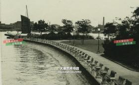 民国时期上海黄浦江苏州河一带公共花园密集的游客长椅老照片，想必此处观景极佳。