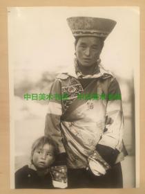 1984年，西宁，一对母子去塔尔喇嘛寺庙。这位年轻的母亲穿着高原部落的服装，在探访西宁附近的塔尔喇嘛寺庙时与儿子停下来合影留念。