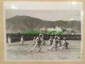 1952年，西藏拉萨，西藏舞蹈家欢迎中国共产党军队。自中共“解放”以来，第一张出现在西藏的照片。