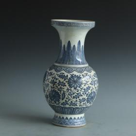清 青花缠枝莲卷口瓶