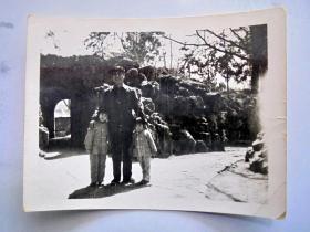 老照片：70、80年代 年轻父亲和两个女儿   公园  留影 （长6厘米，宽4.5厘米）