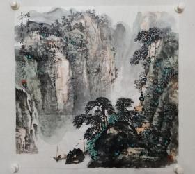 保真书画，刘学思四平尺斗方山水画《峡江泛舟》一幅，刘学思，中国书法家协会理事、中国美术家协会会员、清美珑琥艺术馆馆长。自幼随父刘炳森先生，画得到董寿平、白雪石、田世光等名师指教。