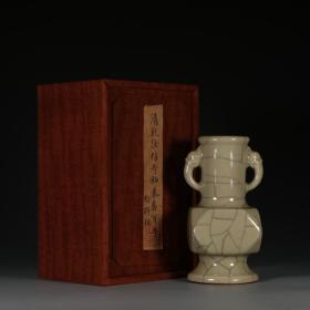 大清乾隆年制款   哥釉象鼻尊。