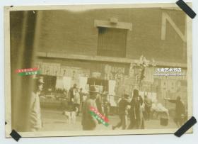 民国时期上海码头边繁华的商业老照片，小摊林立，人流密集