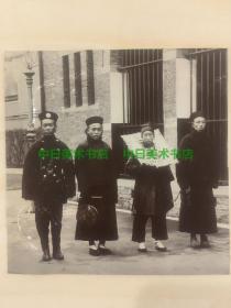 清朝1900年，天津，租界警察押送死刑犯人