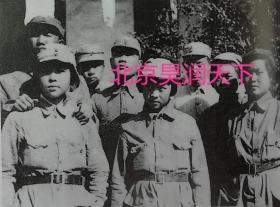 1940年晋察冀军区第3军分区司令员陈漫远和王平与留在分区工作的抗大女学员在河北唐县套里合影