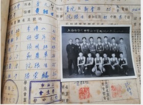 1951年上海晋元中学初中篮球队合影，有师生姓名，难得学校体育史料