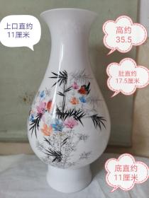 瓷器 . 花瓶  .名家 王 斌 手绘花鸟画花瓶