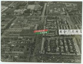 1945年10月2日辽宁大连城市航拍老照片，可见街道上庆祝二战胜利的游行人群队伍