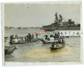 1937年淞沪抗战时期，中国国民党军队撤退后，大批百姓从浦东乘坐小船前往国际租界避难，背景舰只是美国亚洲舰队的旗舰--U.S.S.Augustra奥古斯塔号
