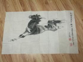 姚迪雄（著名画家、乌鲁木齐美协名誉主席） 水墨画《奔马图》一幅84*50厘米（四平尺）钤印：迪雄画马，天涯芳草（启蒙教师潘丁丁，受益于黄胄、关山月、赵少昂、力群、范曾、黄永玉、邵晶坤等大师）作品保真包老，实拍如影。