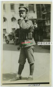 1932年扛枪的年轻国民党国军战士肖像老照片