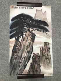 著名画家、中美协会员 林英印 水墨山水“孤山独松”，纸本软片，84*50.5cm

林英印 (1962-)，河南范县人，擅长中国画，1987年毕业于山东省曲阜师大美术系，获学士学位，主攻山水。 现为中国美术家协会会员，河南省美术家协会山水画艺委会副秘书长，河南省中国画院画家。作品多以黄土高原为题材，深沉雄厚，大气磅礴。S4950