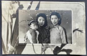 民国时期 锦州同芳照相馆拍摄 旗袍美女与儿童合影照一枚（摄制精良，相纸较厚。）
