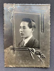 民国时期 辽宁锦县大光照相馆拍摄 身穿西服背头青年肖像照一枚