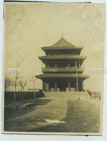 民国时期北京正阳门东侧的城墙上拍摄正阳门城楼老照片，泛银，11.1X8.4厘米