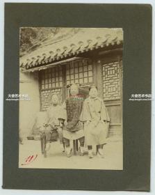 清代1900年代庚子事变时期，北京胡同院落中两旗人女子带着小孩合影老照片