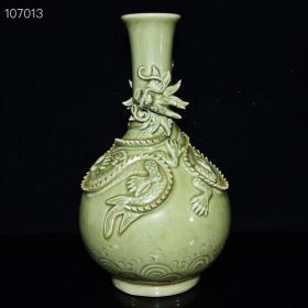 龙泉窑龙纹雕刻盘龙瓶